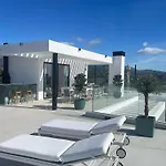 Super Lujo Y Privacidad En Un Entorno Idilico Estepona